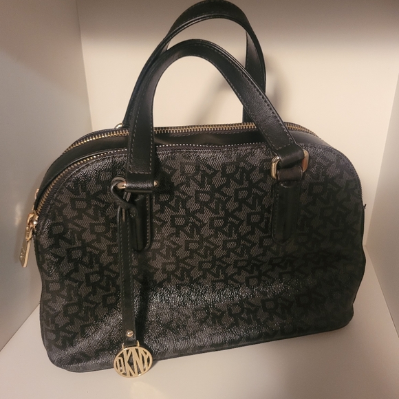 Dkny purse med size black - Picture 1 of 7